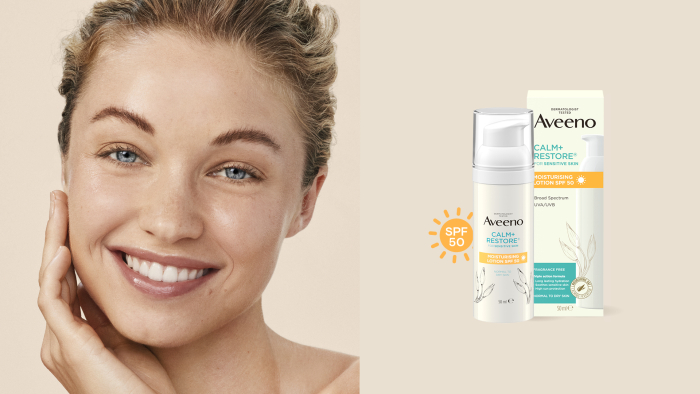 hymyilev&auml; naine ja uusi Aveeno Calm Restore Moisturising Lotion SPF50 kosteusvoide