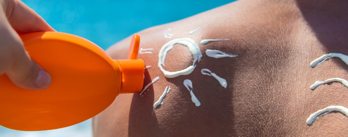 Aurinkorasvalla piirretty aurinko henkilön selässä