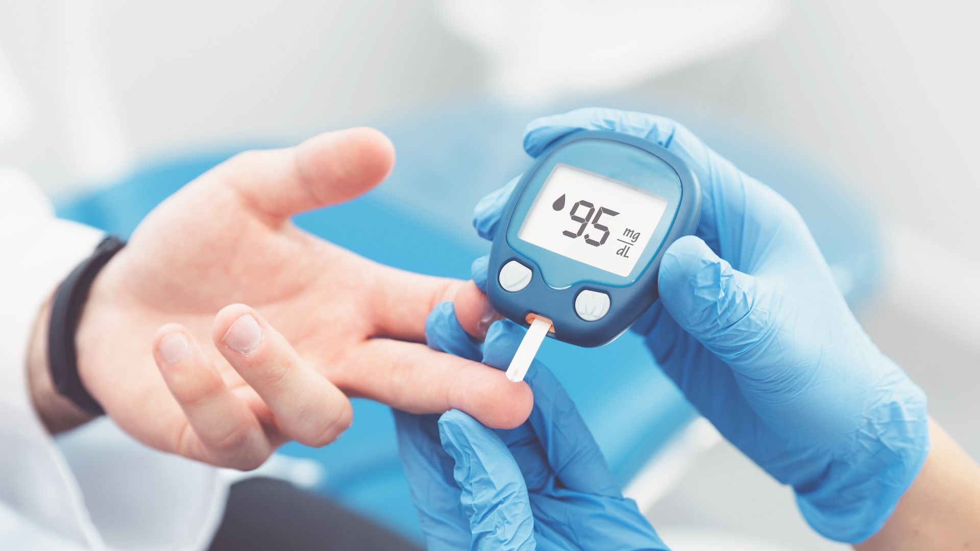 Lääkäri mittaa verensokerin.