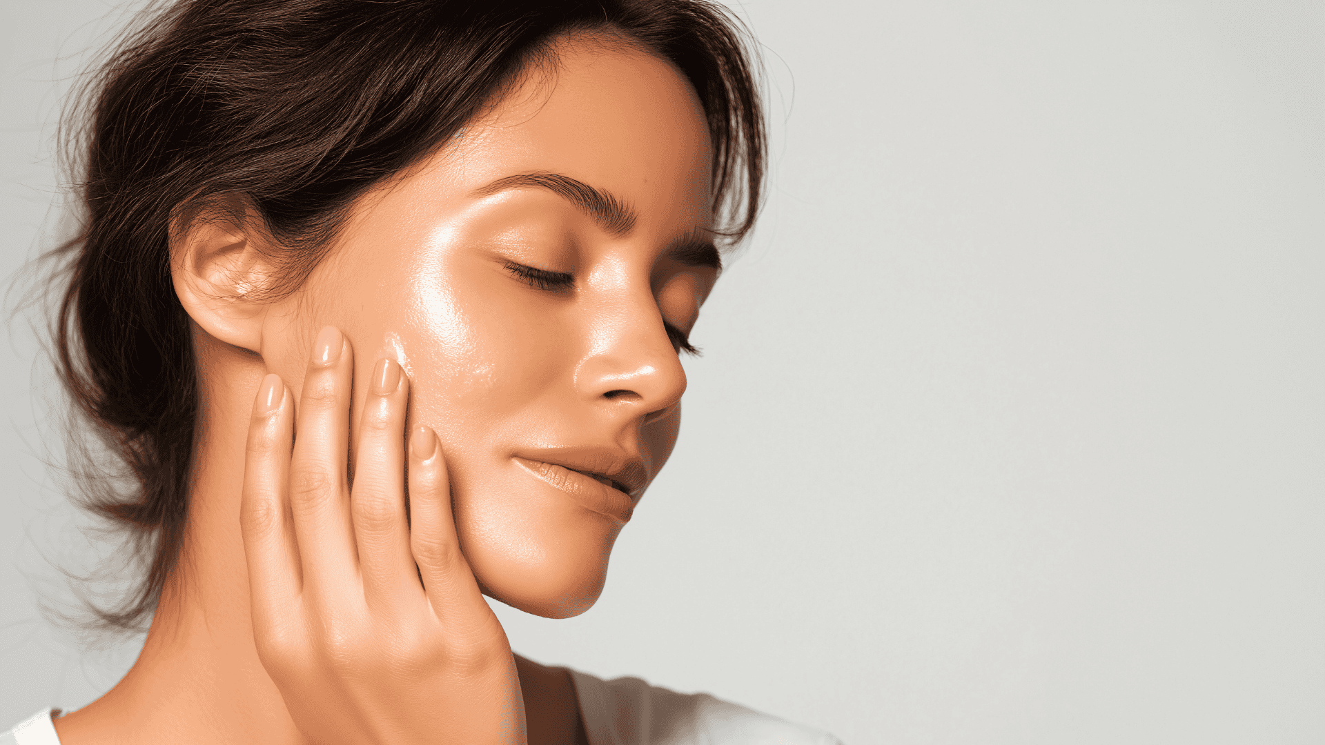 Nainen hieromassa rasvaa naamaan.