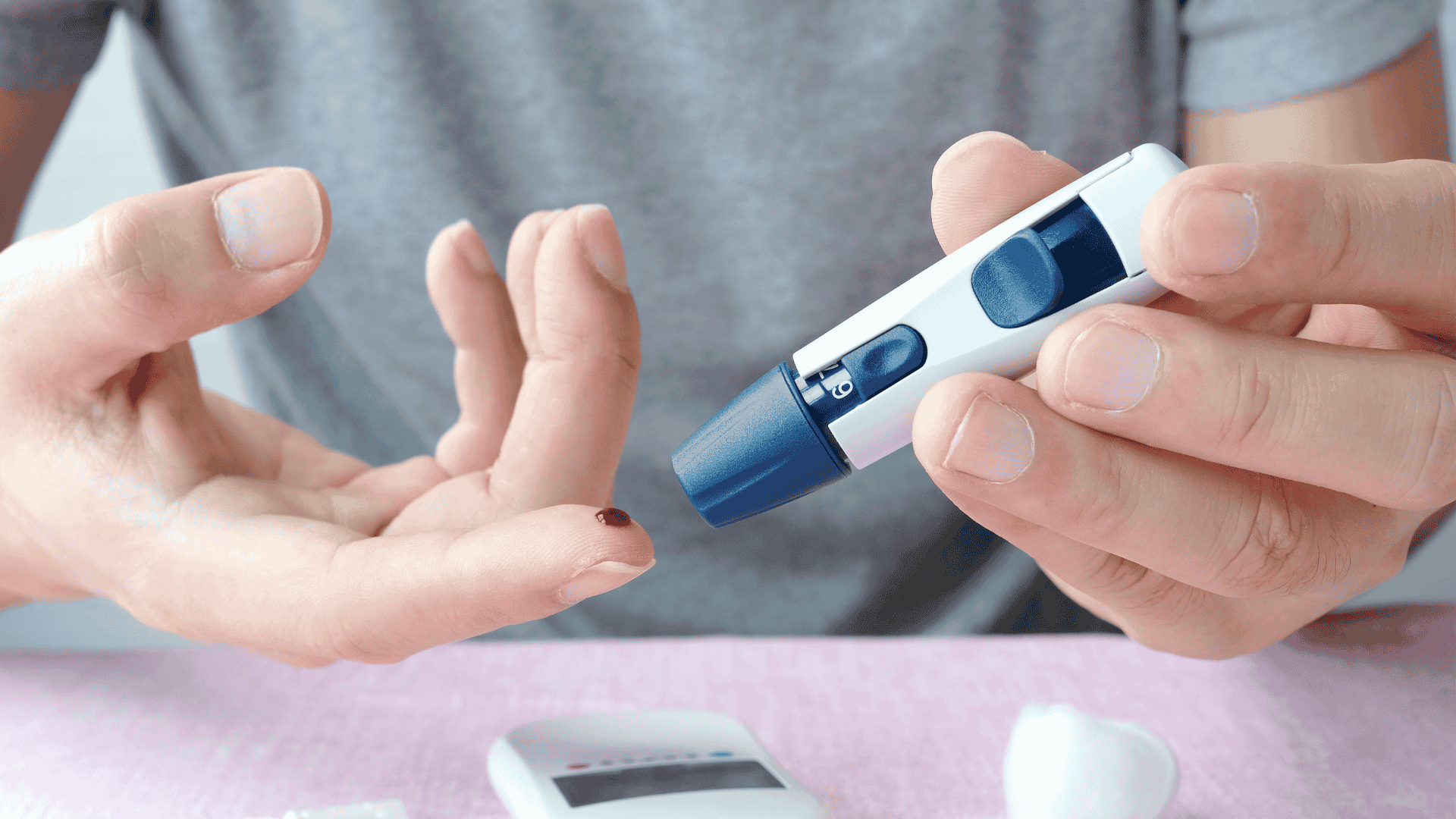 Diabeetikko mittaamassa verensokeriaan.