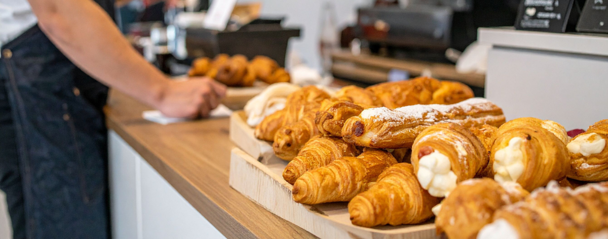 Croissantteja kahvilan leivonnaistiskillä