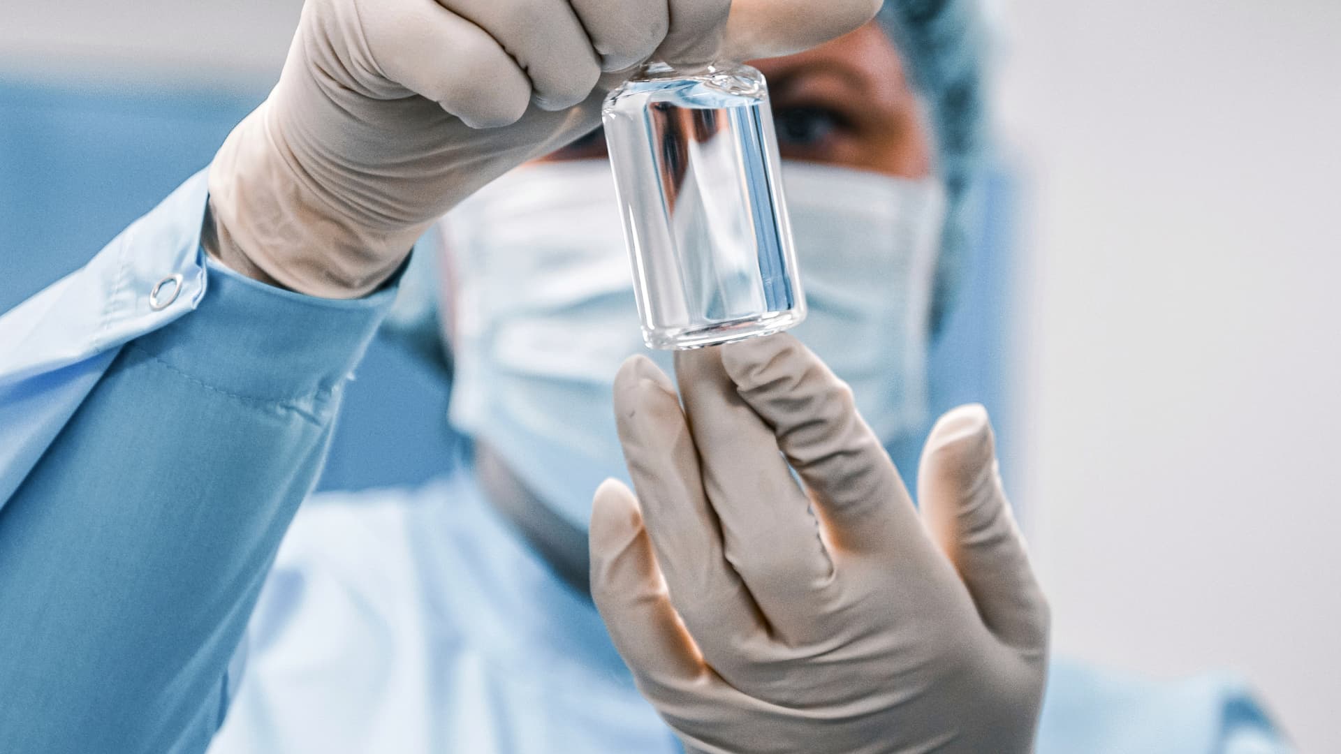 Lääkäri pitämässä lääkettä kädessään.