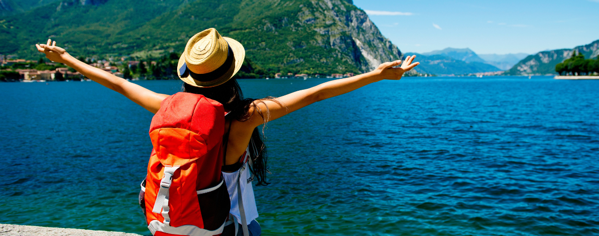 Nainen nauttimassa merinäköalasta rannalla