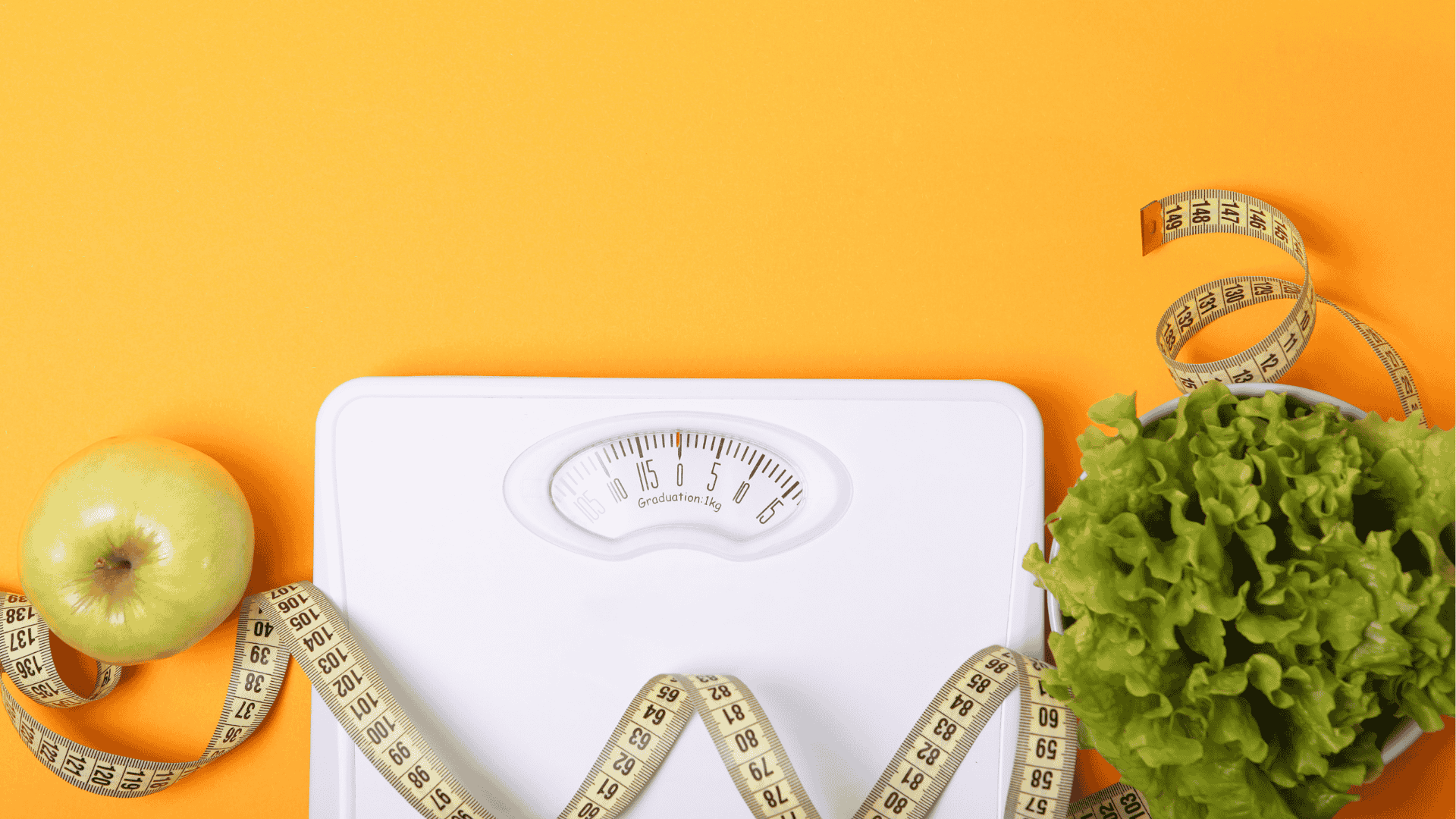 Puntari, salaattia ja mittanauha oranssilla taustalla. 