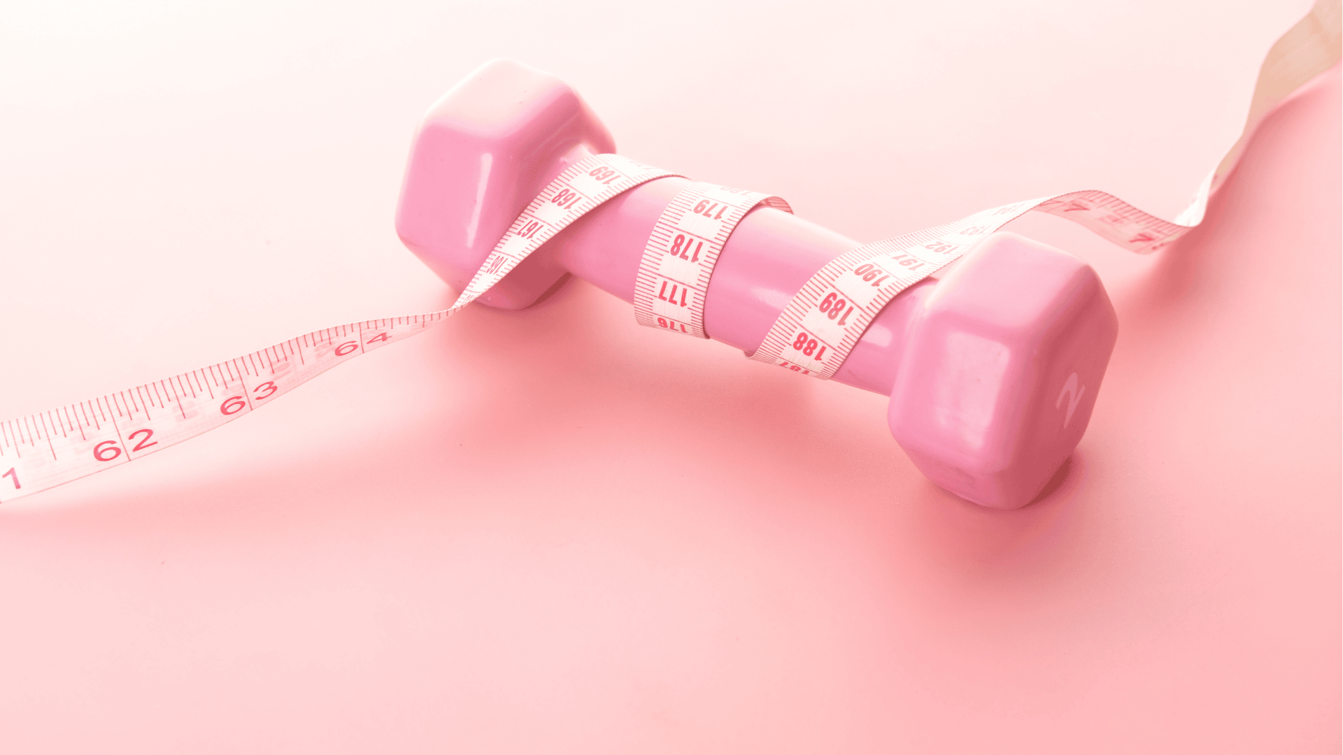 Käsipaino pinkilla taustalla