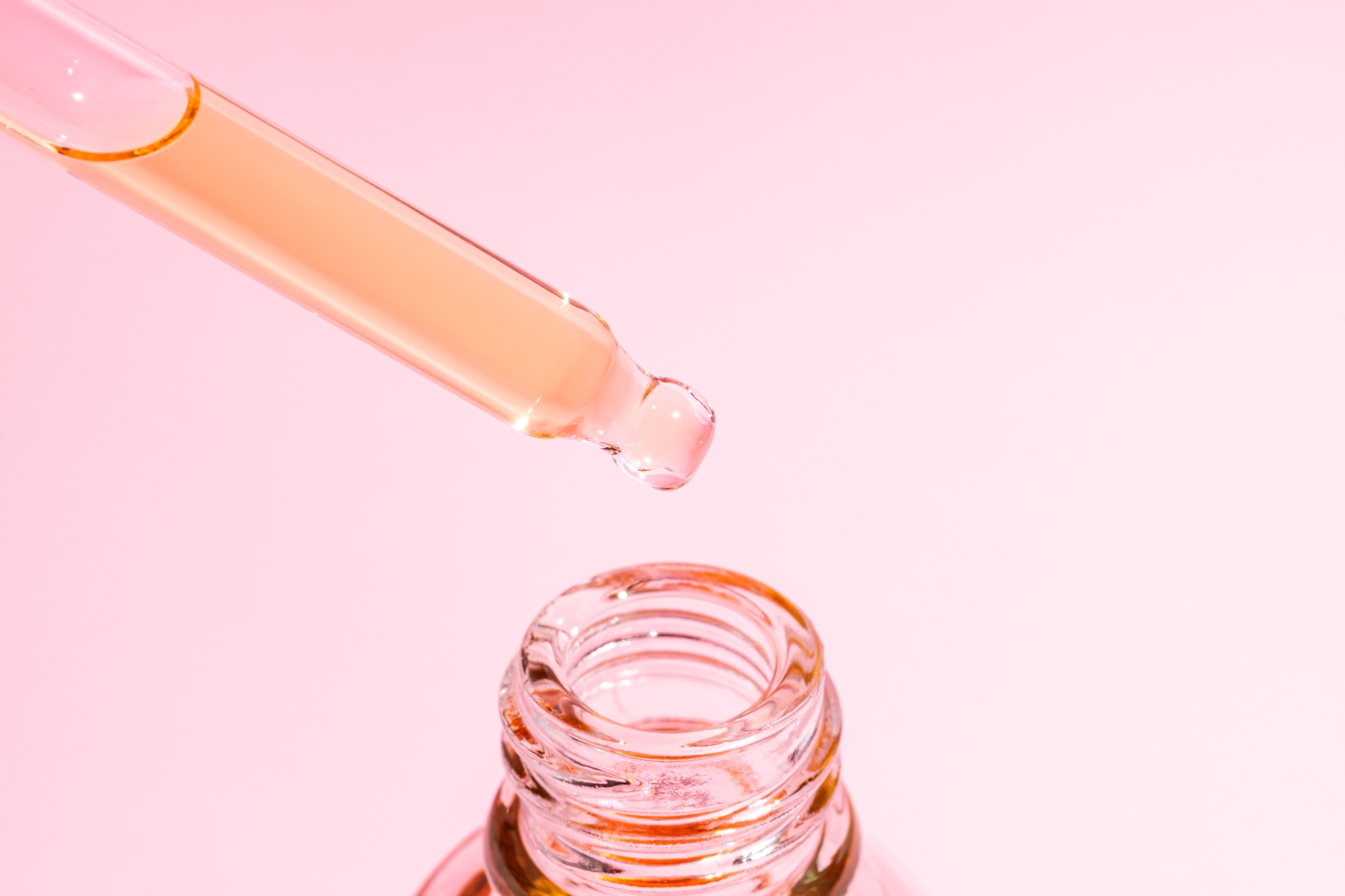 Retinoliseerumi pinkillä taustalla