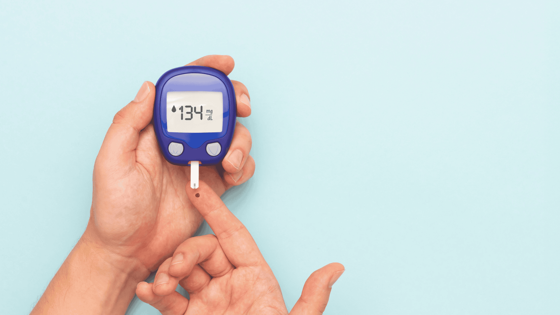 Henkilö mittaamassa verensokeriaan.